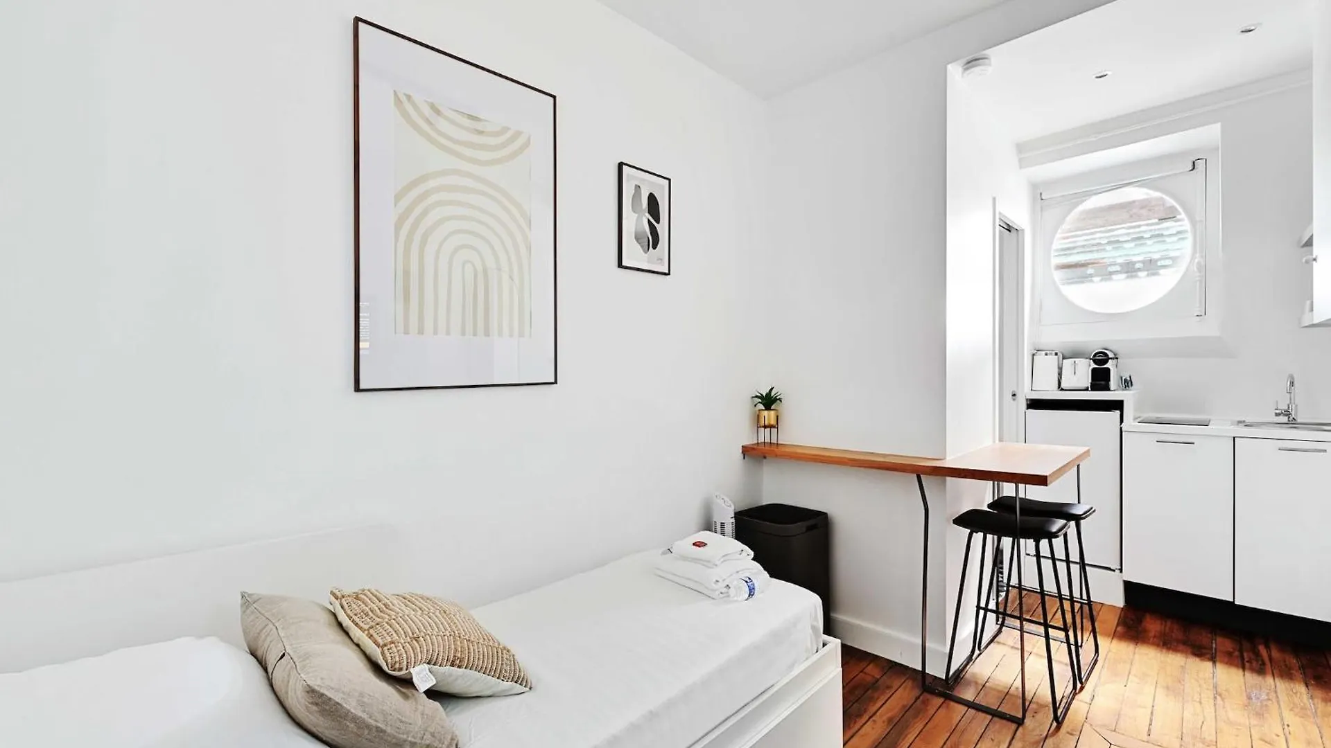 Studette View Of The Eiffel Tower Victor Hugo 2 -Bail Mobilite Apartment Paris