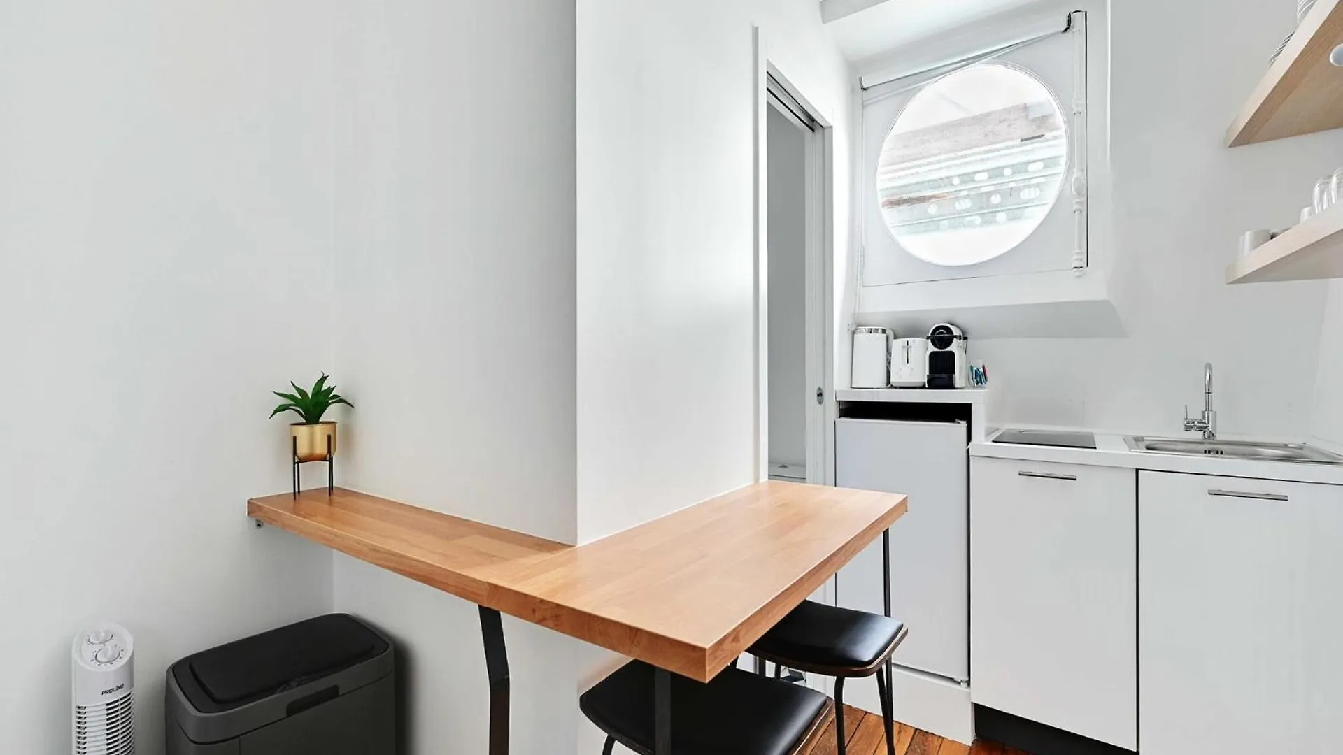 Studette View Of The Eiffel Tower Victor Hugo 2 -Bail Mobilite Apartment Paris